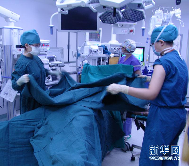   术前进行的准备工作非常复杂,手术消毒巾,就要用三四层