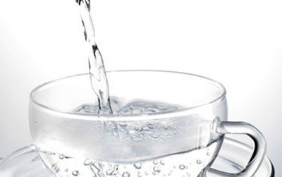 每天喝8-10杯水可以有效缓解关节疼痛