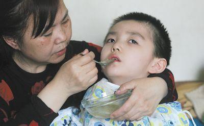 医生坚持给病人舌尖滴美味 唤醒植物人