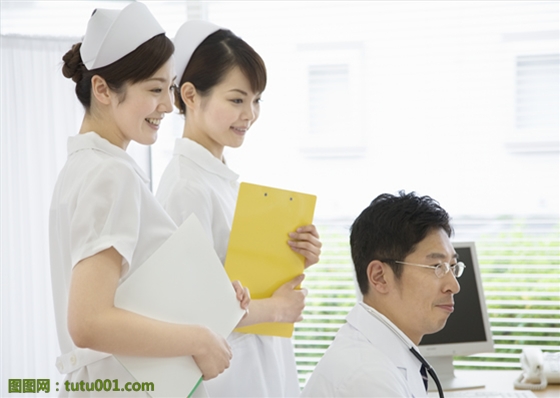医生搭护士=合作情趣多