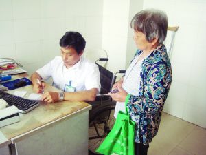轮椅上的好医生：做好本职工作回报社会