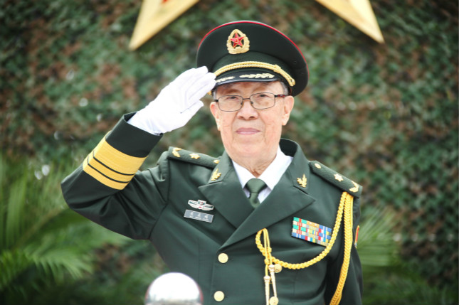 97岁“中国肝胆外科之父”吴孟超今天院士退休，他说：只要病人需要，我随时可以投入战斗！