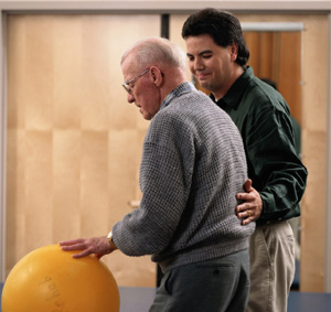 临床综述：老年人持续性疼痛管理