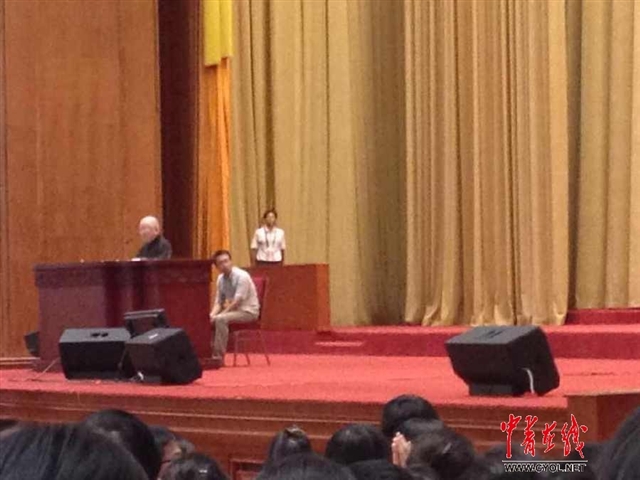 九旬院士站着做报告 九零后学生趴着打瞌睡