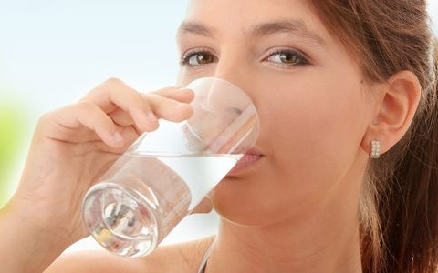 一图知晓：人每天该喝多少水？
