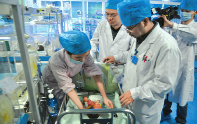 委员建议：解决基层医护人员编制涨工资职称问题