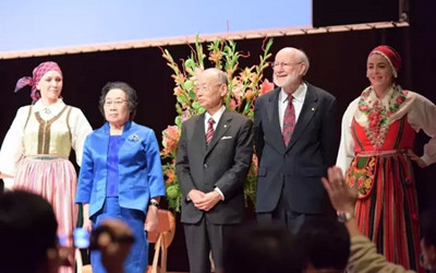 屠呦呦领诺奖演讲全文：中国医药学是伟大宝库