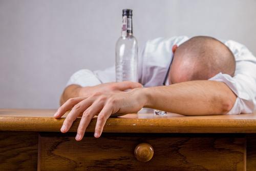 过年少饮酒！柳叶刀超百万人研究：酒精是导致痴呆的最大危险因素。
