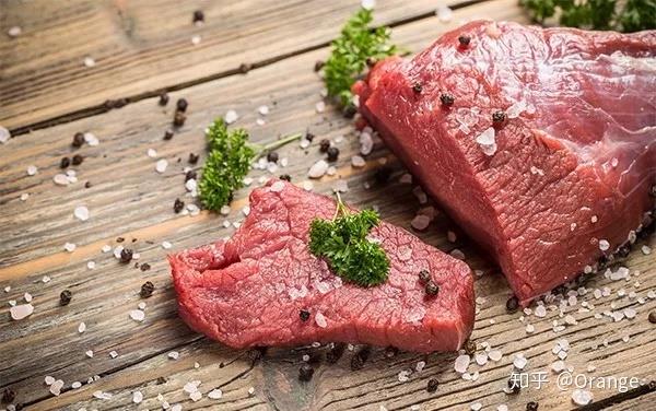 大口吃肉要慎重！红肉摄入量与心血管疾病风险相关！