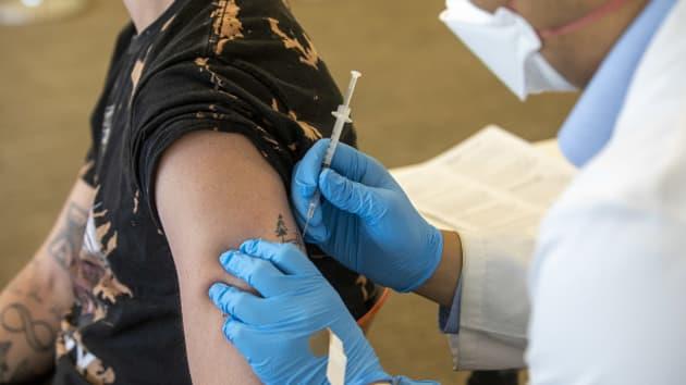 猴痘疫苗紧缺 多国启动“一拆五”注射！预防效果会打折吗？