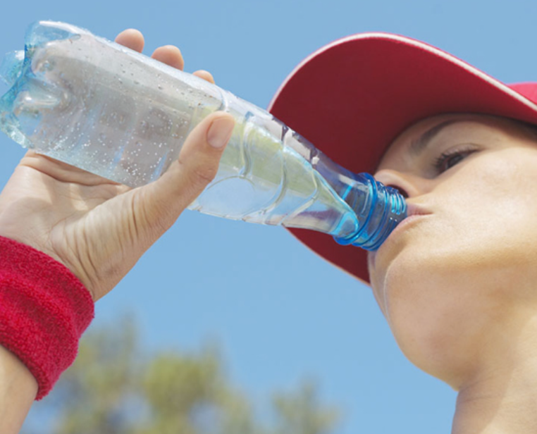 喝水能长寿？《柳叶刀》子刊25年随访研究发现：每天喝足量的水，慢性病风险降低，寿命延长！